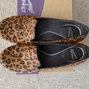 BRAND NEW Dansko Olivia leopard print flats size 41